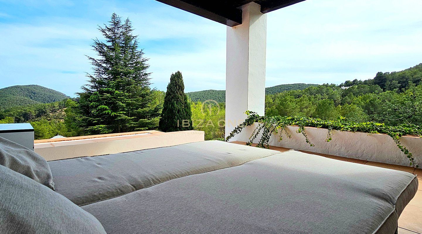 Suntuosa villa de lujo situada en un encantador oasis de tranquilidad rodeado de colinas y vegetación verde en alquiler, Ibiza
