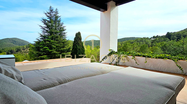 Somptueuse villa de luxe nichée dans une charmante oasis de tranquillité entourée de collines et de végétation verdoyante à louer, Ibiza