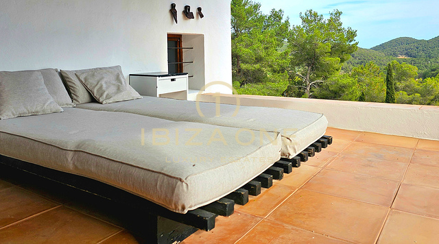 Somptueuse villa de luxe nichée dans une charmante oasis de tranquillité entourée de collines et de végétation verdoyante à louer, Ibiza
