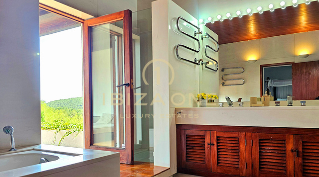 Weelderige luxe villa gelegen in een charmante oase van rust, omringd door heuvels en groene vegetatie te huur, Ibiza