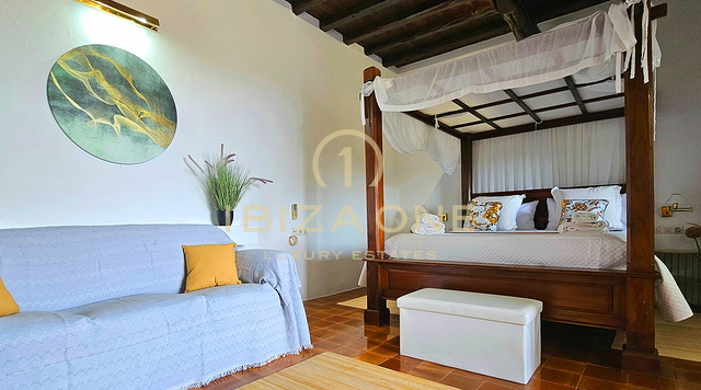 Suntuosa villa de lujo situada en un encantador oasis de tranquilidad rodeado de colinas y vegetación verde en alquiler, Ibiza