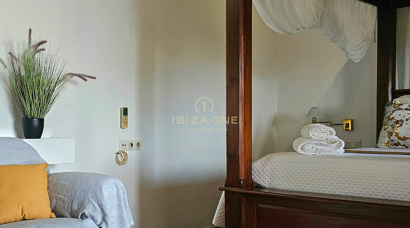 Prächtige Luxusvilla in einer bezaubernden Oase der Ruhe, umgeben von Hügeln und grüner Vegetation, zu vermieten, Ibiza