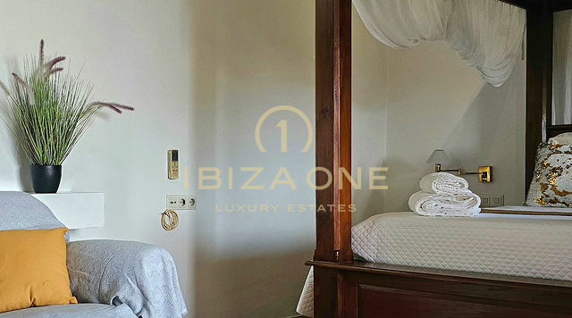 Prächtige Luxusvilla in einer bezaubernden Oase der Ruhe, umgeben von Hügeln und grüner Vegetation, zu vermieten, Ibiza