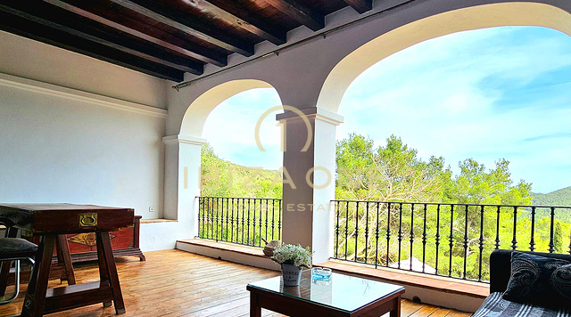 Weelderige luxe villa gelegen in een charmante oase van rust, omringd door heuvels en groene vegetatie te huur, Ibiza