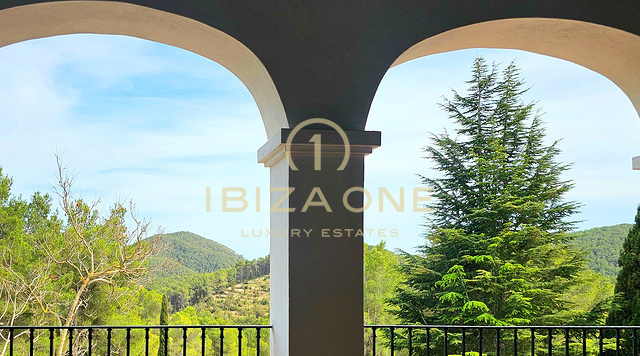 Suntuosa villa de lujo situada en un encantador oasis de tranquilidad rodeado de colinas y vegetación verde en alquiler, Ibiza