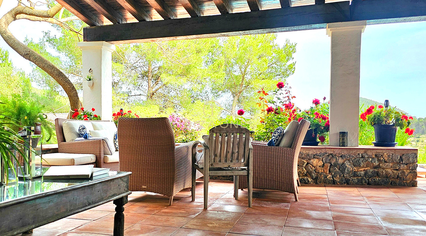 Suntuosa villa de lujo situada en un encantador oasis de tranquilidad rodeado de colinas y vegetación verde en alquiler, Ibiza