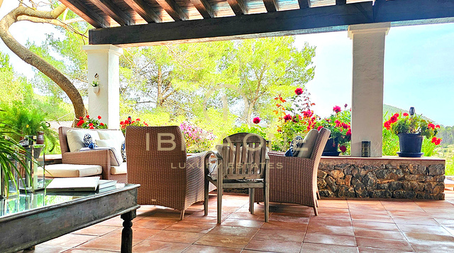 Weelderige luxe villa gelegen in een charmante oase van rust, omringd door heuvels en groene vegetatie te huur, Ibiza