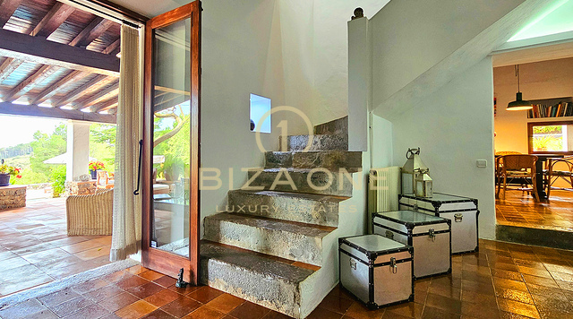 Weelderige luxe villa gelegen in een charmante oase van rust, omringd door heuvels en groene vegetatie te huur, Ibiza