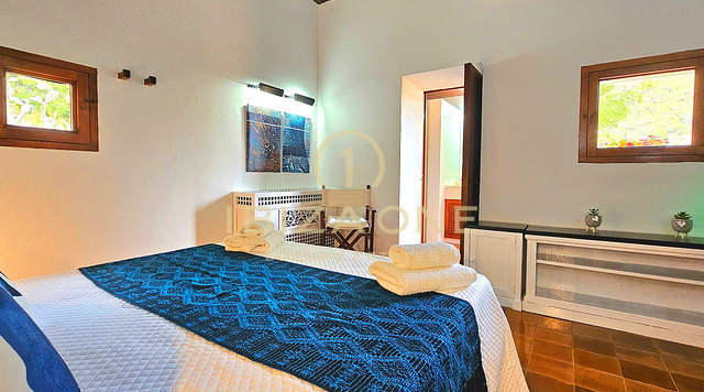 Suntuosa villa de lujo situada en un encantador oasis de tranquilidad rodeado de colinas y vegetación verde en alquiler, Ibiza