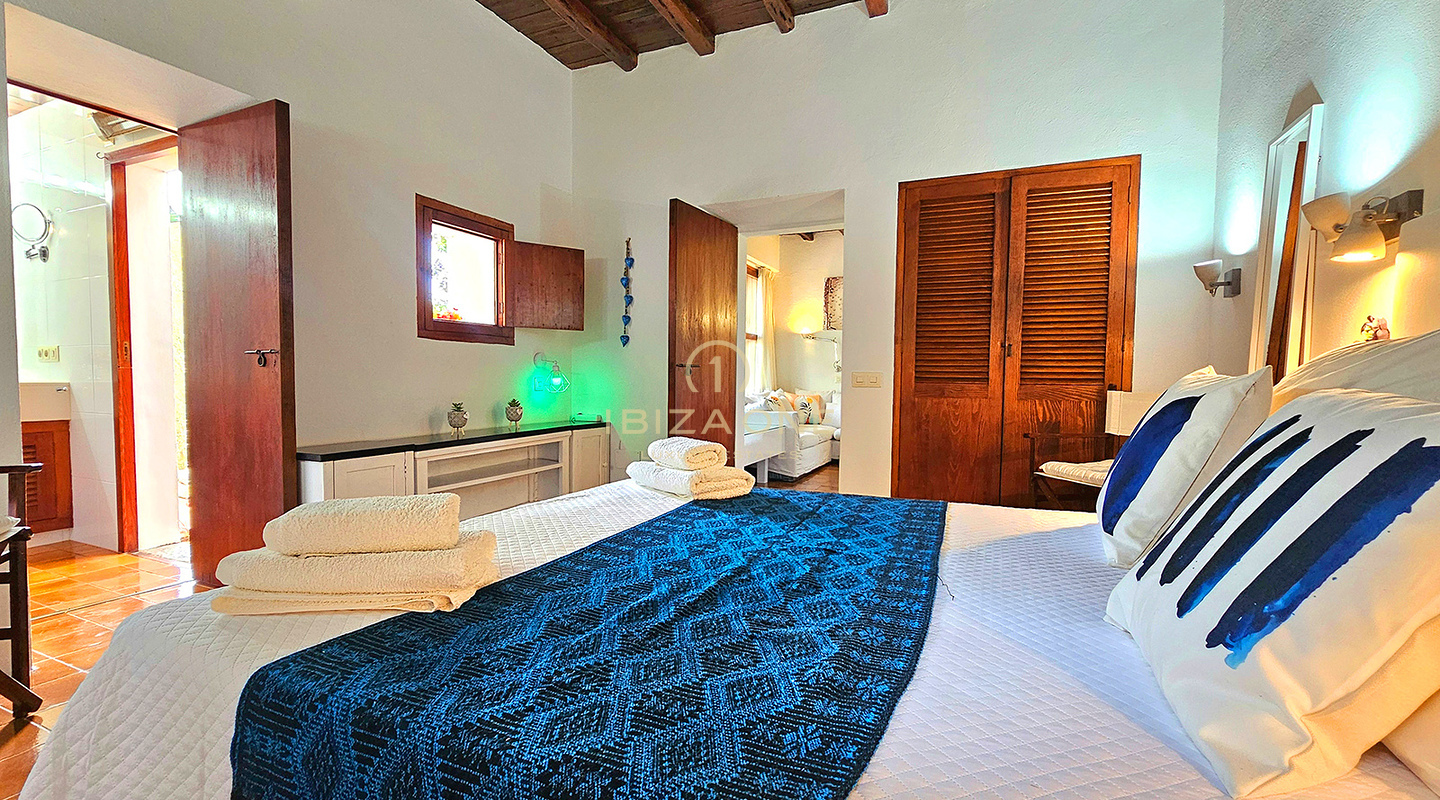 Sontuosa villa di lusso immersa in un'incantevole oasi di tranquillità circondata da colline e vegetazione verdeggiante in affitto, Ibiza