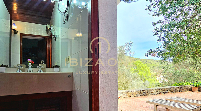 Prächtige Luxusvilla in einer bezaubernden Oase der Ruhe, umgeben von Hügeln und grüner Vegetation, zu vermieten, Ibiza
