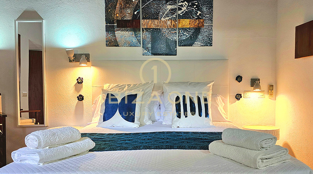 Sontuosa villa di lusso immersa in un'incantevole oasi di tranquillità circondata da colline e vegetazione verdeggiante in affitto, Ibiza