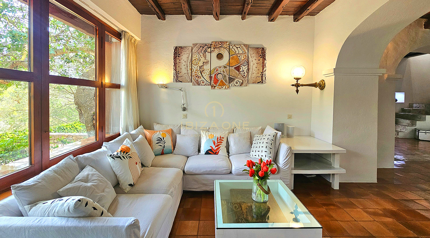 Sontuosa villa di lusso immersa in un'incantevole oasi di tranquillità circondata da colline e vegetazione verdeggiante in affitto, Ibiza