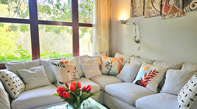 Suntuosa villa de lujo situada en un encantador oasis de tranquilidad rodeado de colinas y vegetación verde en alquiler, Ibiza