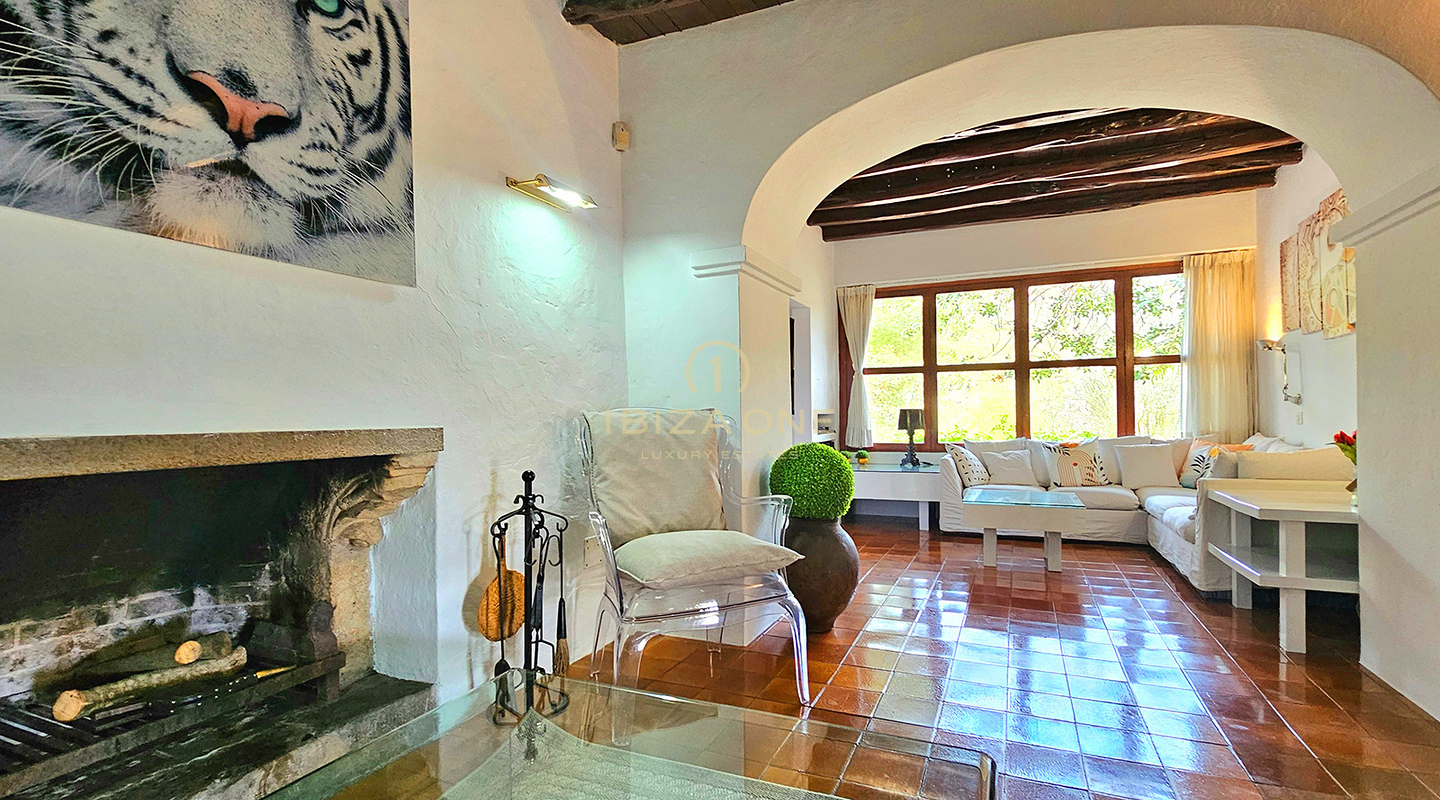 Suntuosa villa de lujo situada en un encantador oasis de tranquilidad rodeado de colinas y vegetación verde en alquiler, Ibiza