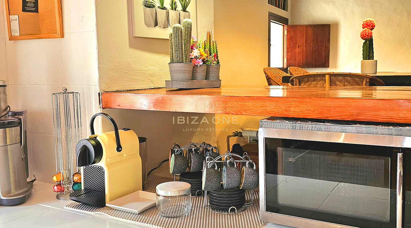Suntuosa villa de lujo situada en un encantador oasis de tranquilidad rodeado de colinas y vegetación verde en alquiler, Ibiza