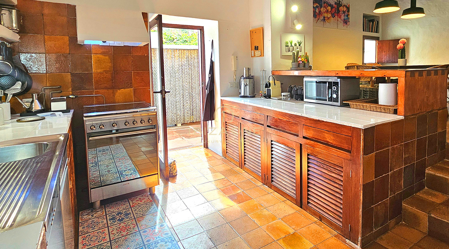 Weelderige luxe villa gelegen in een charmante oase van rust, omringd door heuvels en groene vegetatie te huur, Ibiza
