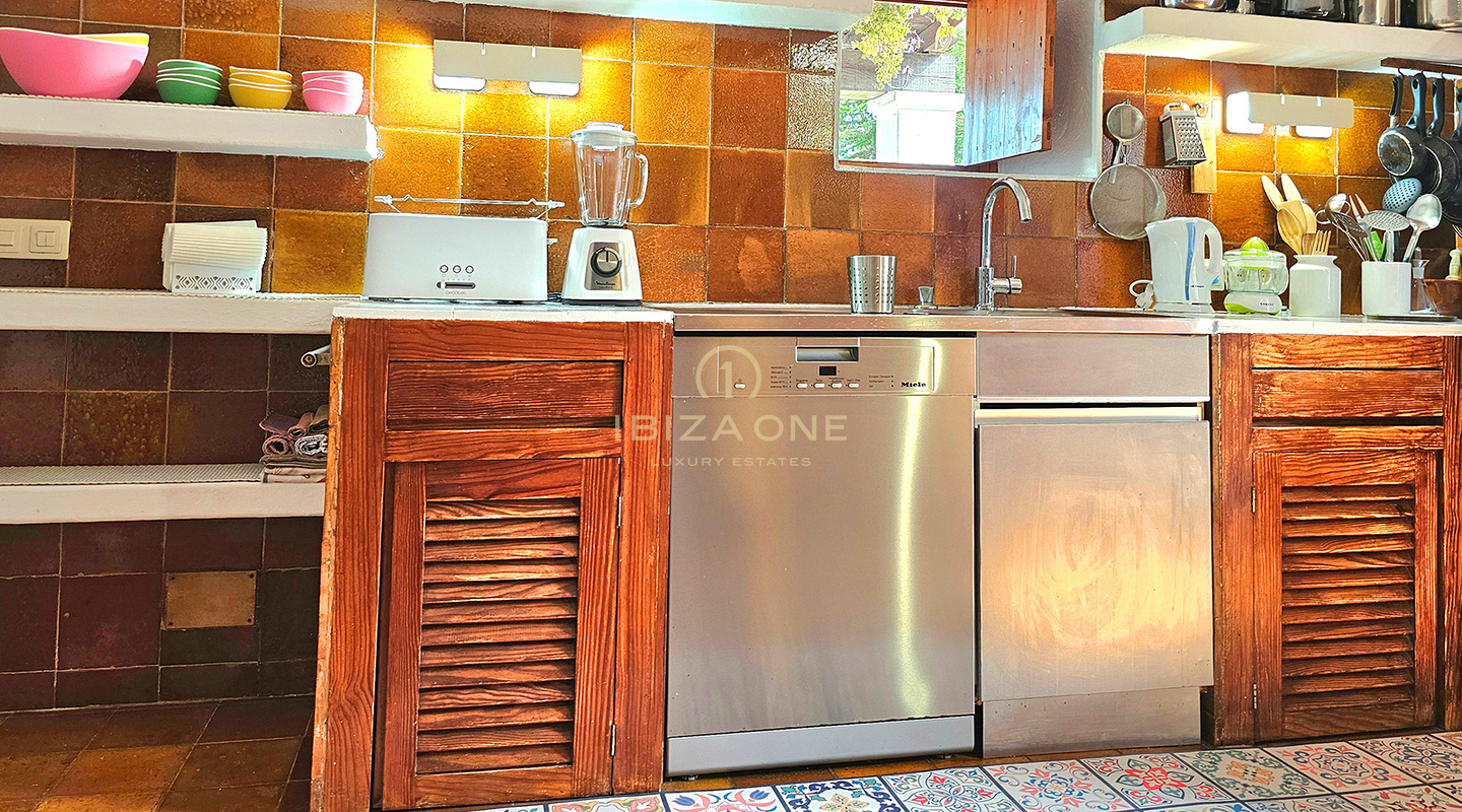 Suntuosa villa de lujo situada en un encantador oasis de tranquilidad rodeado de colinas y vegetación verde en alquiler, Ibiza