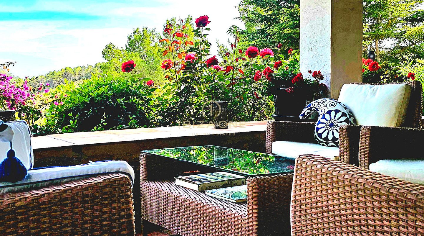 Sontuosa villa di lusso immersa in un'incantevole oasi di tranquillità circondata da colline e vegetazione verdeggiante in affitto, Ibiza