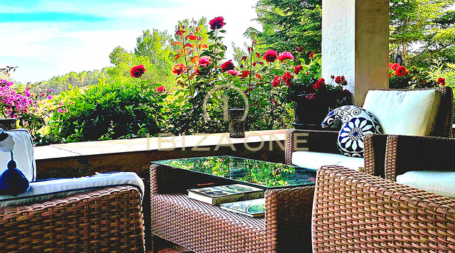Prächtige Luxusvilla in einer bezaubernden Oase der Ruhe, umgeben von Hügeln und grüner Vegetation, zu vermieten, Ibiza