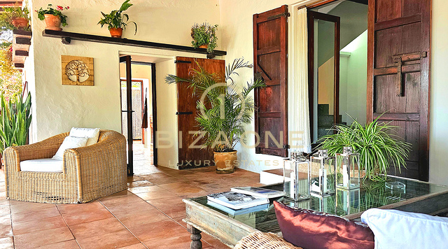 Sontuosa villa di lusso immersa in un'incantevole oasi di tranquillità circondata da colline e vegetazione verdeggiante in affitto, Ibiza