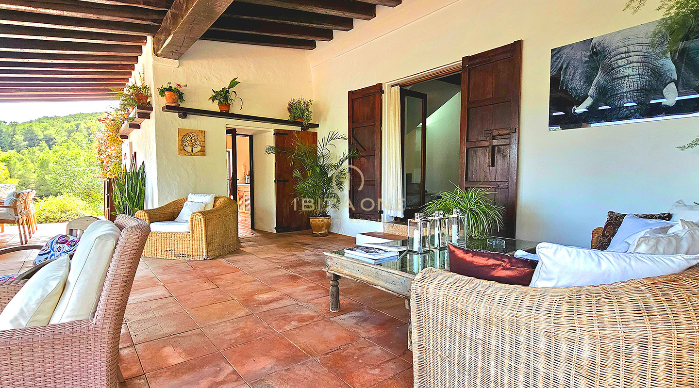 Weelderige luxe villa gelegen in een charmante oase van rust, omringd door heuvels en groene vegetatie te huur, Ibiza