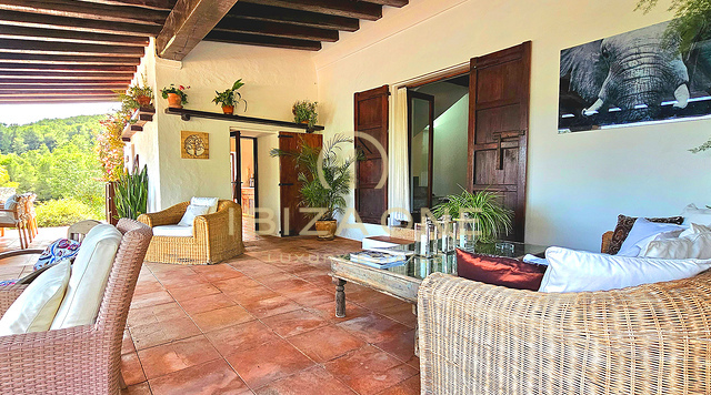 Weelderige luxe villa gelegen in een charmante oase van rust, omringd door heuvels en groene vegetatie te huur, Ibiza