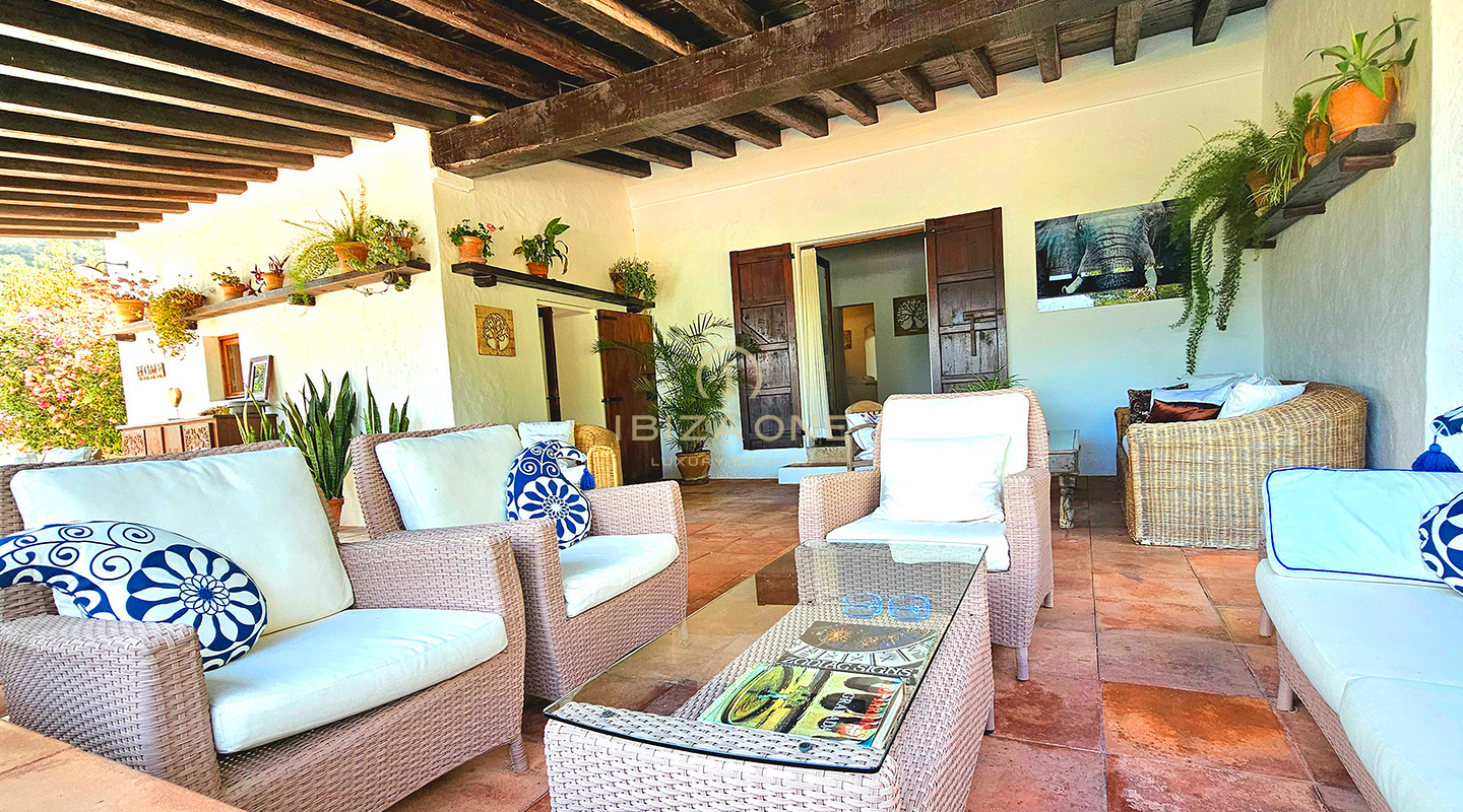 Prächtige Luxusvilla in einer bezaubernden Oase der Ruhe, umgeben von Hügeln und grüner Vegetation, zu vermieten, Ibiza