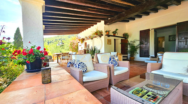 Suntuosa villa de lujo situada en un encantador oasis de tranquilidad rodeado de colinas y vegetación verde en alquiler, Ibiza