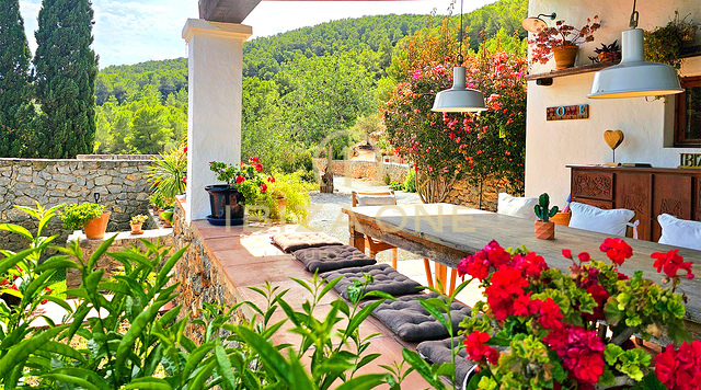Weelderige luxe villa gelegen in een charmante oase van rust, omringd door heuvels en groene vegetatie te huur, Ibiza