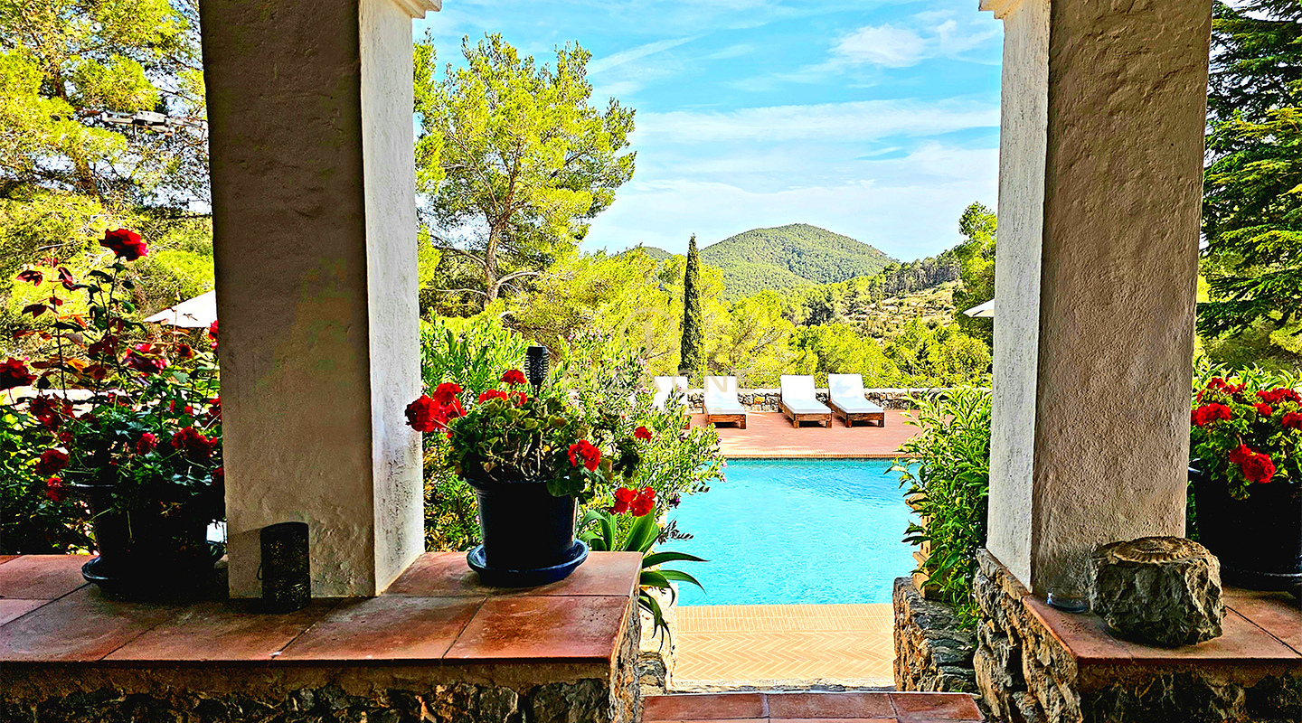 Prächtige Luxusvilla in einer bezaubernden Oase der Ruhe, umgeben von Hügeln und grüner Vegetation, zu vermieten, Ibiza