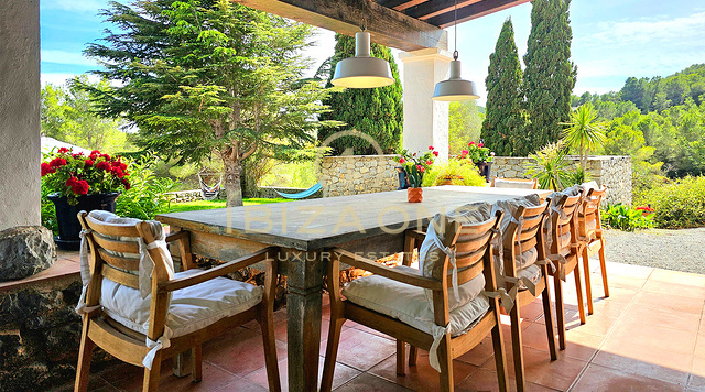 Weelderige luxe villa gelegen in een charmante oase van rust, omringd door heuvels en groene vegetatie te huur, Ibiza