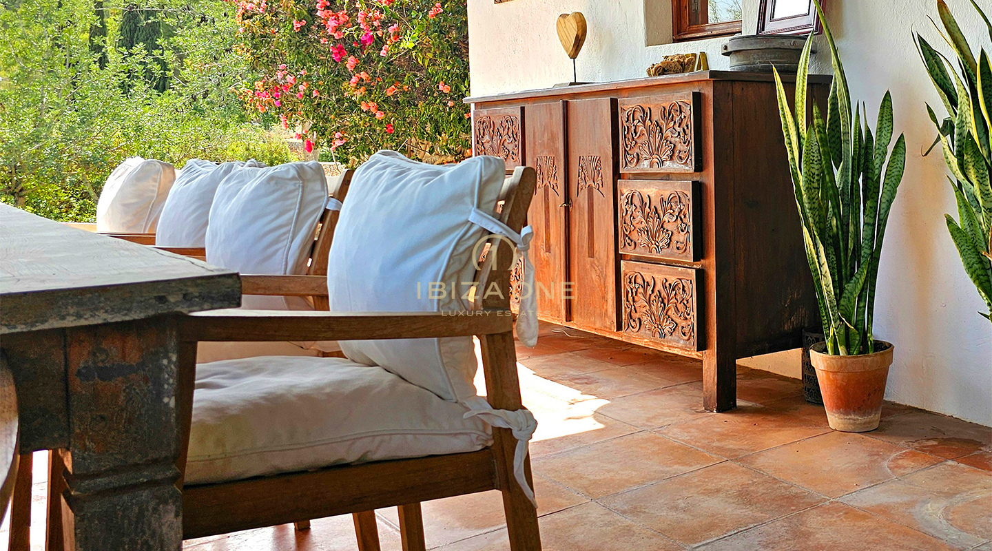 Weelderige luxe villa gelegen in een charmante oase van rust, omringd door heuvels en groene vegetatie te huur, Ibiza