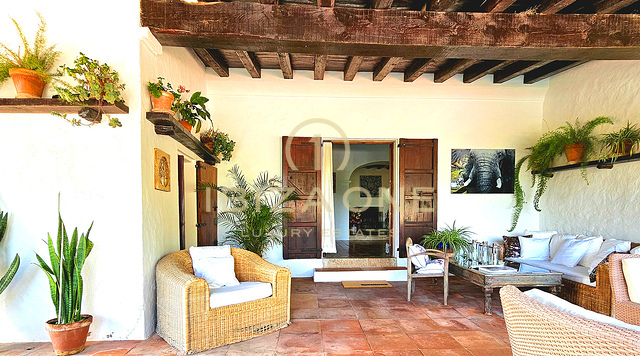 Weelderige luxe villa gelegen in een charmante oase van rust, omringd door heuvels en groene vegetatie te huur, Ibiza