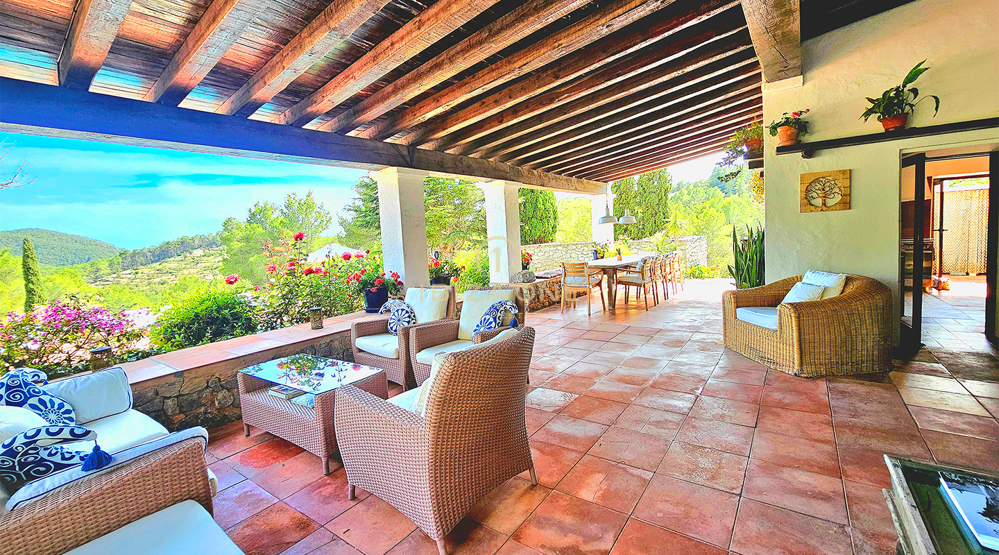 Weelderige luxe villa gelegen in een charmante oase van rust, omringd door heuvels en groene vegetatie te huur, Ibiza