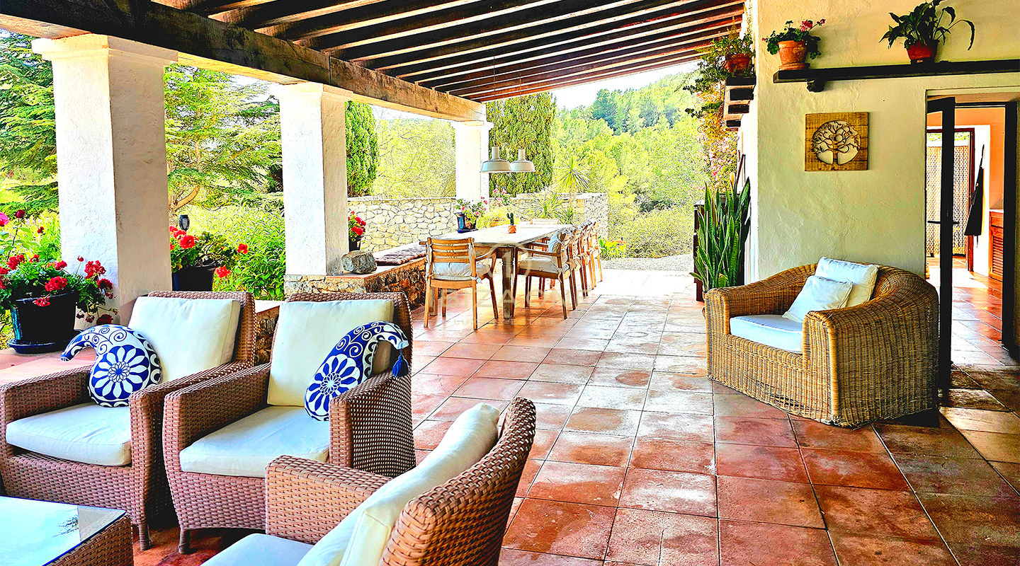 Prächtige Luxusvilla in einer bezaubernden Oase der Ruhe, umgeben von Hügeln und grüner Vegetation, zu vermieten, Ibiza