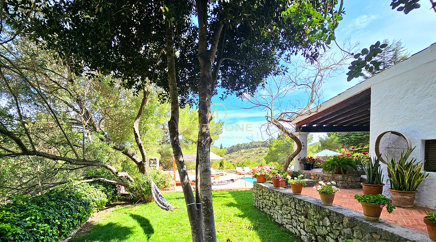 Sontuosa villa di lusso immersa in un'incantevole oasi di tranquillità circondata da colline e vegetazione verdeggiante in affitto, Ibiza