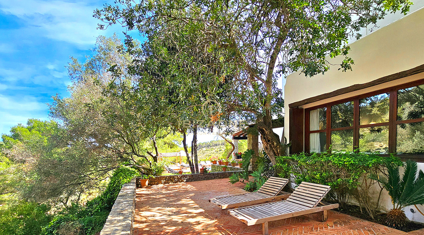 Sontuosa villa di lusso immersa in un'incantevole oasi di tranquillità circondata da colline e vegetazione verdeggiante in affitto, Ibiza