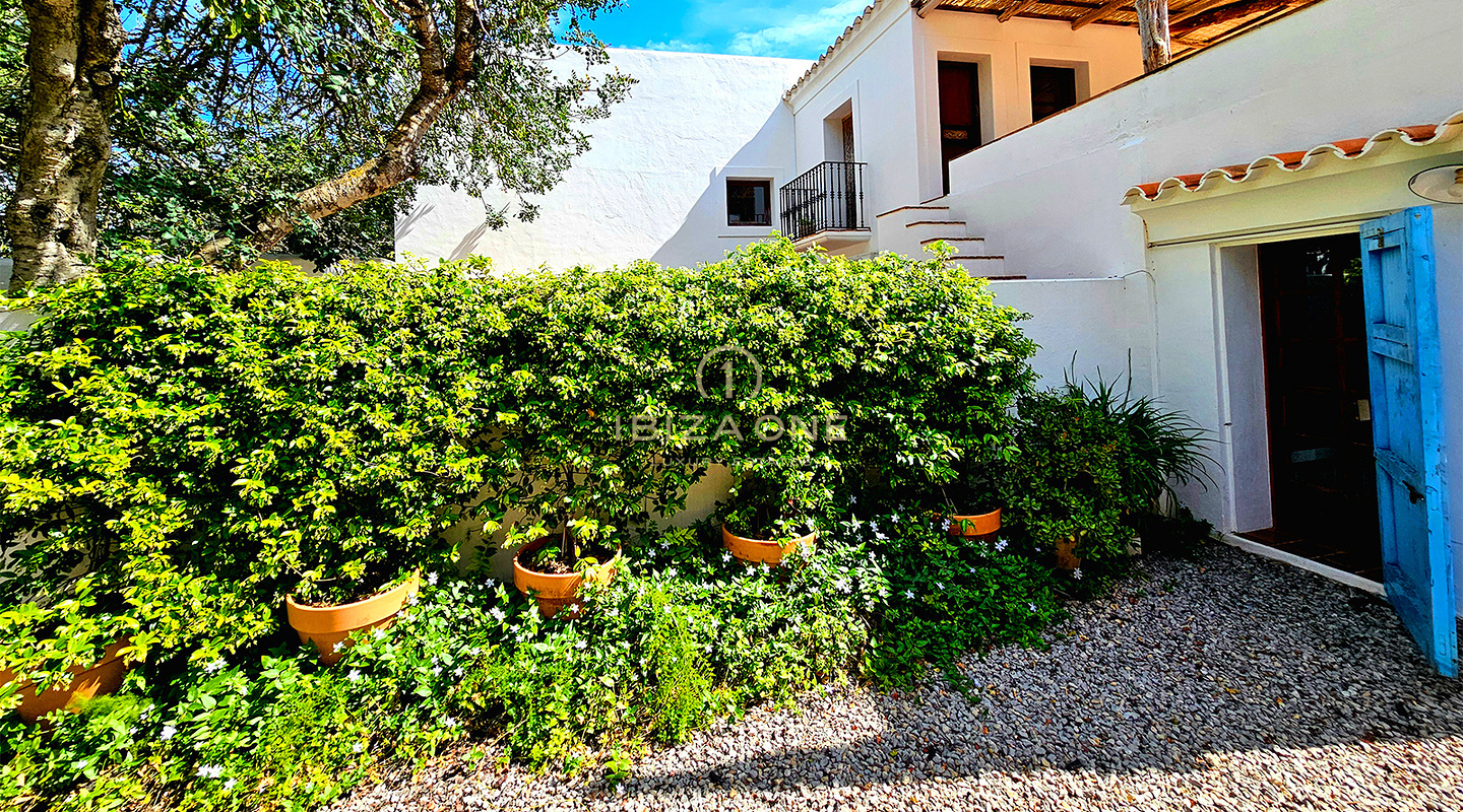 Suntuosa villa de lujo situada en un encantador oasis de tranquilidad rodeado de colinas y vegetación verde en alquiler, Ibiza