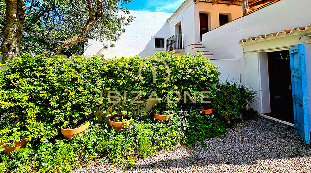 Prächtige Luxusvilla in einer bezaubernden Oase der Ruhe, umgeben von Hügeln und grüner Vegetation, zu vermieten, Ibiza