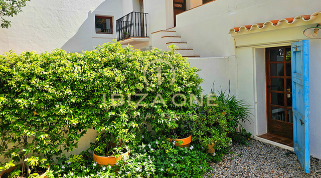 Suntuosa villa de lujo situada en un encantador oasis de tranquilidad rodeado de colinas y vegetación verde en alquiler, Ibiza