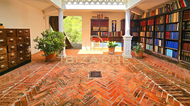 Prächtige Luxusvilla in einer bezaubernden Oase der Ruhe, umgeben von Hügeln und grüner Vegetation, zu vermieten, Ibiza