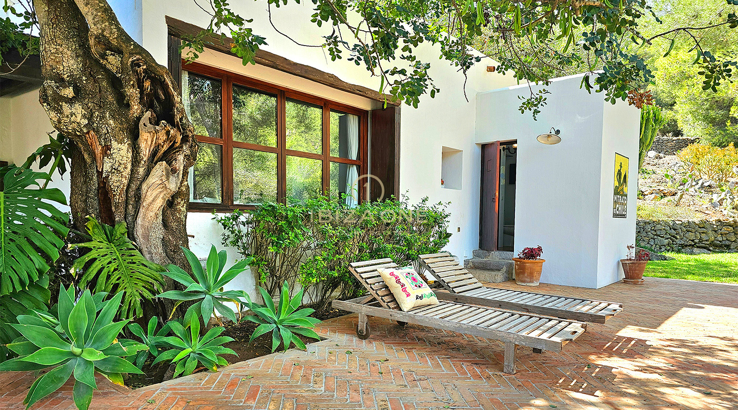 Somptueuse villa de luxe nichée dans une charmante oasis de tranquillité entourée de collines et de végétation verdoyante à louer, Ibiza