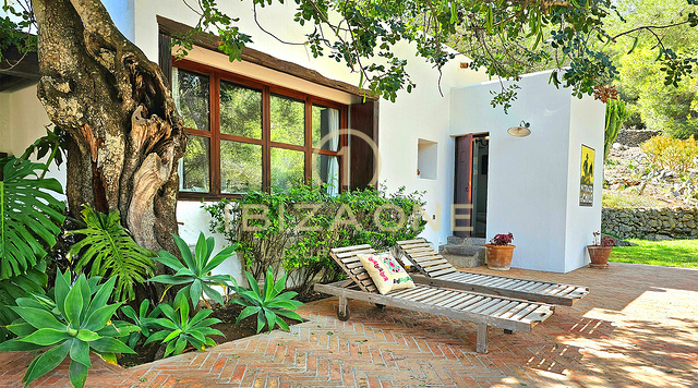 Suntuosa villa de lujo situada en un encantador oasis de tranquilidad rodeado de colinas y vegetación verde en alquiler, Ibiza