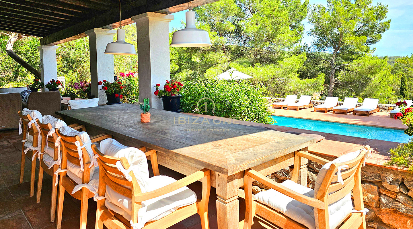 Prächtige Luxusvilla in einer bezaubernden Oase der Ruhe, umgeben von Hügeln und grüner Vegetation, zu vermieten, Ibiza
