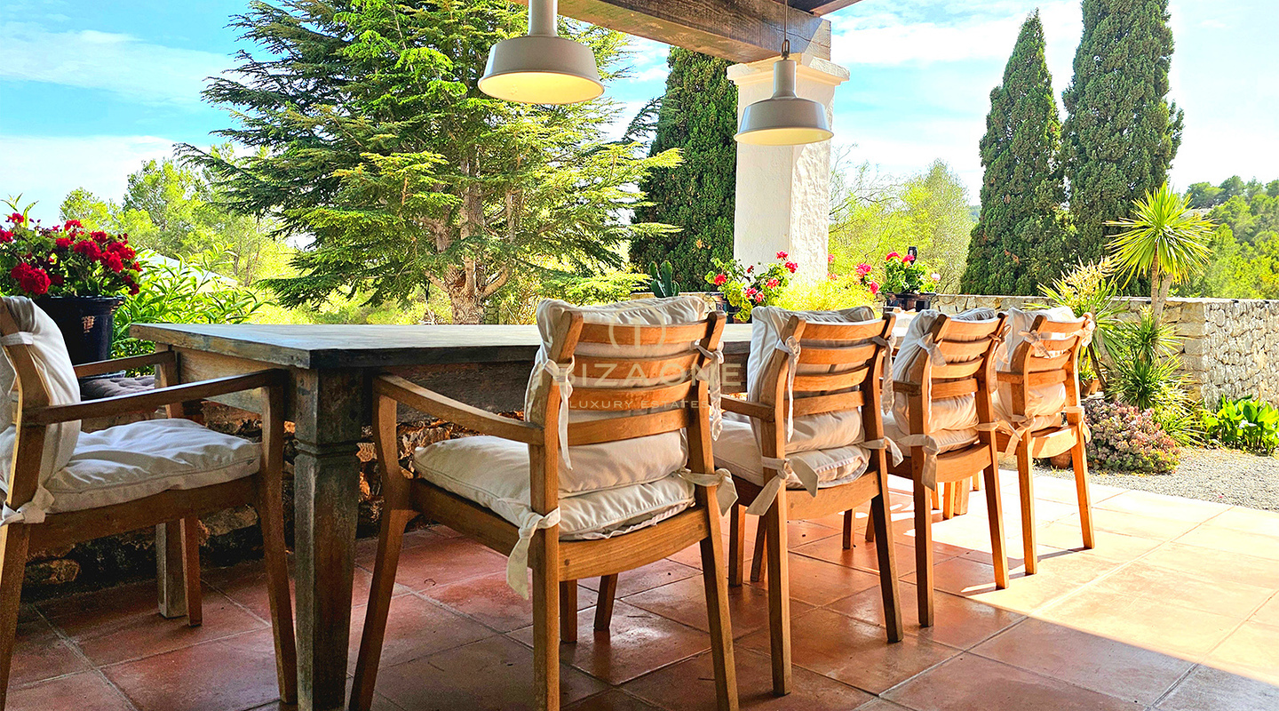 Suntuosa villa de lujo situada en un encantador oasis de tranquilidad rodeado de colinas y vegetación verde en alquiler, Ibiza