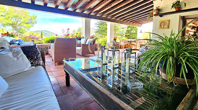 Sontuosa villa di lusso immersa in un'incantevole oasi di tranquillità circondata da colline e vegetazione verdeggiante in affitto, Ibiza