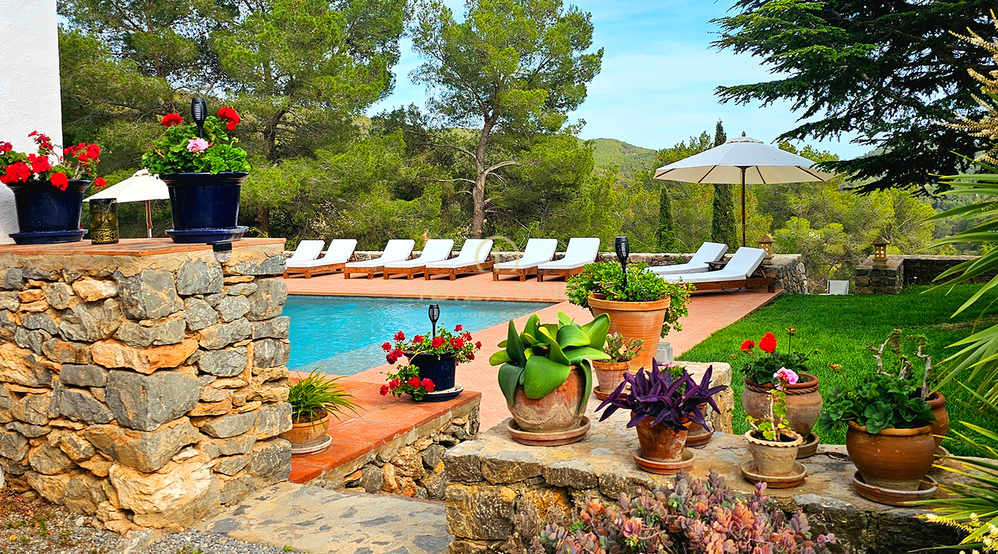 Suntuosa villa de lujo situada en un encantador oasis de tranquilidad rodeado de colinas y vegetación verde en alquiler, Ibiza