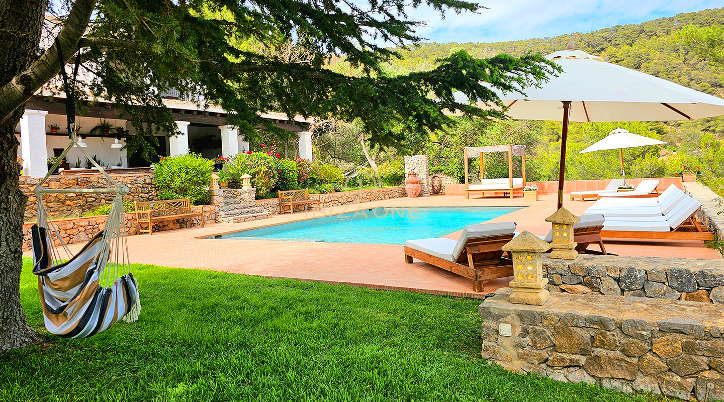 Suntuosa villa de lujo situada en un encantador oasis de tranquilidad rodeado de colinas y vegetación verde en alquiler, Ibiza