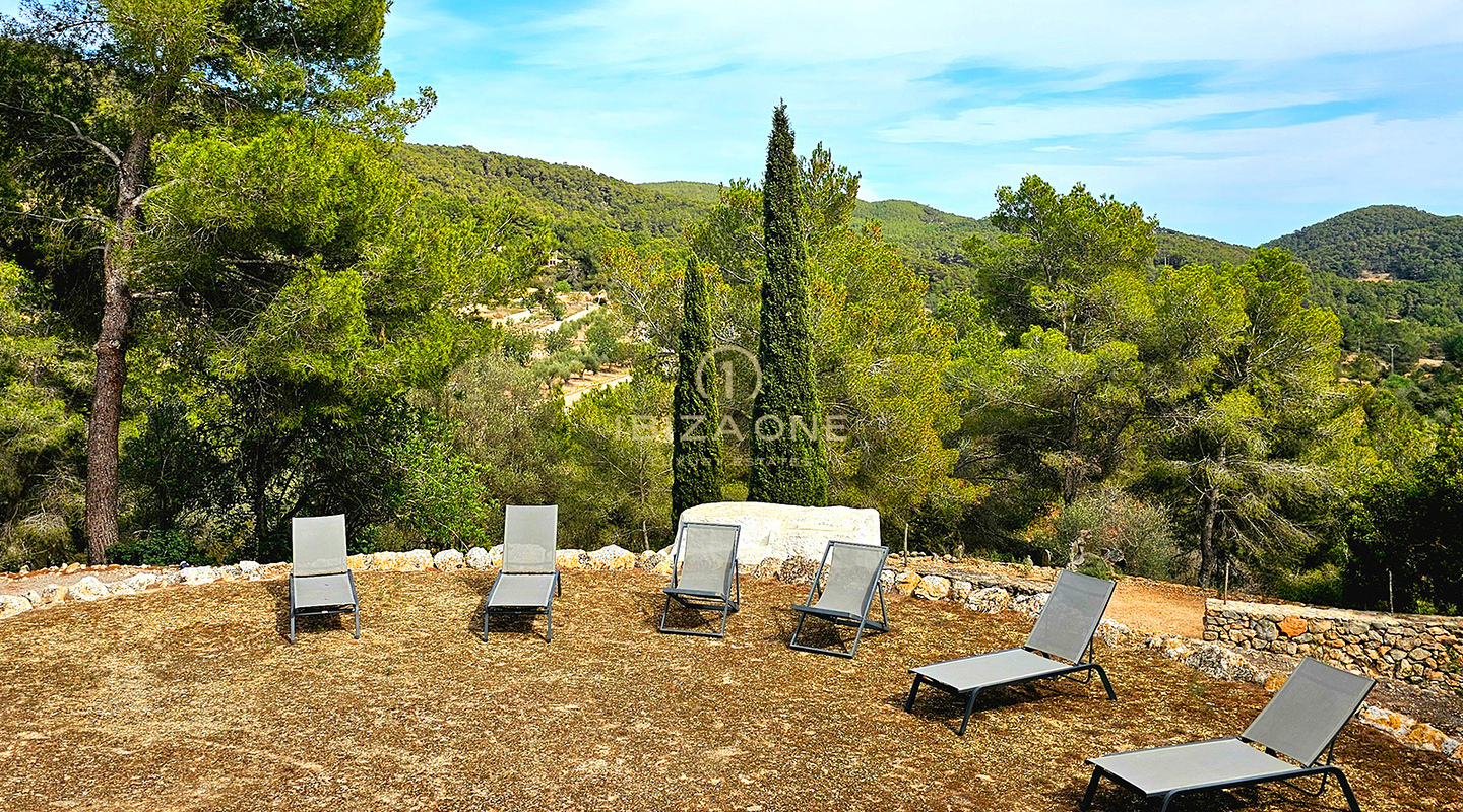Sontuosa villa di lusso immersa in un'incantevole oasi di tranquillità circondata da colline e vegetazione verdeggiante in affitto, Ibiza
